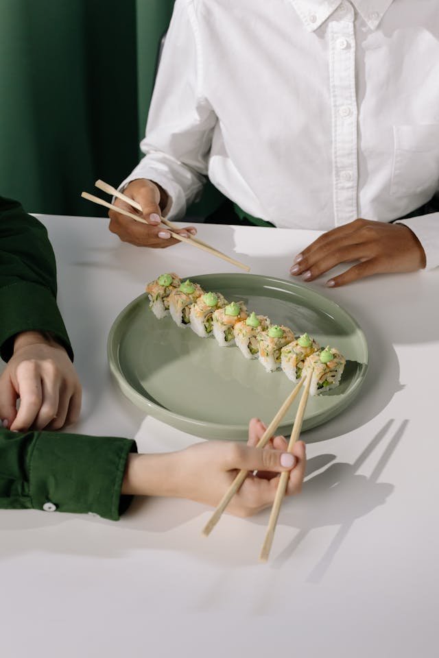 pessoas compartilhando sushi